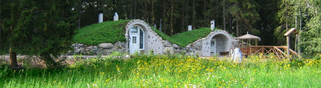 Menninkäissauna sijaitsee maaseudun rauhassa, metsän reunassa. Menninkäissauna sijaitsee maaseudun rauhassa, metsän reunassa.